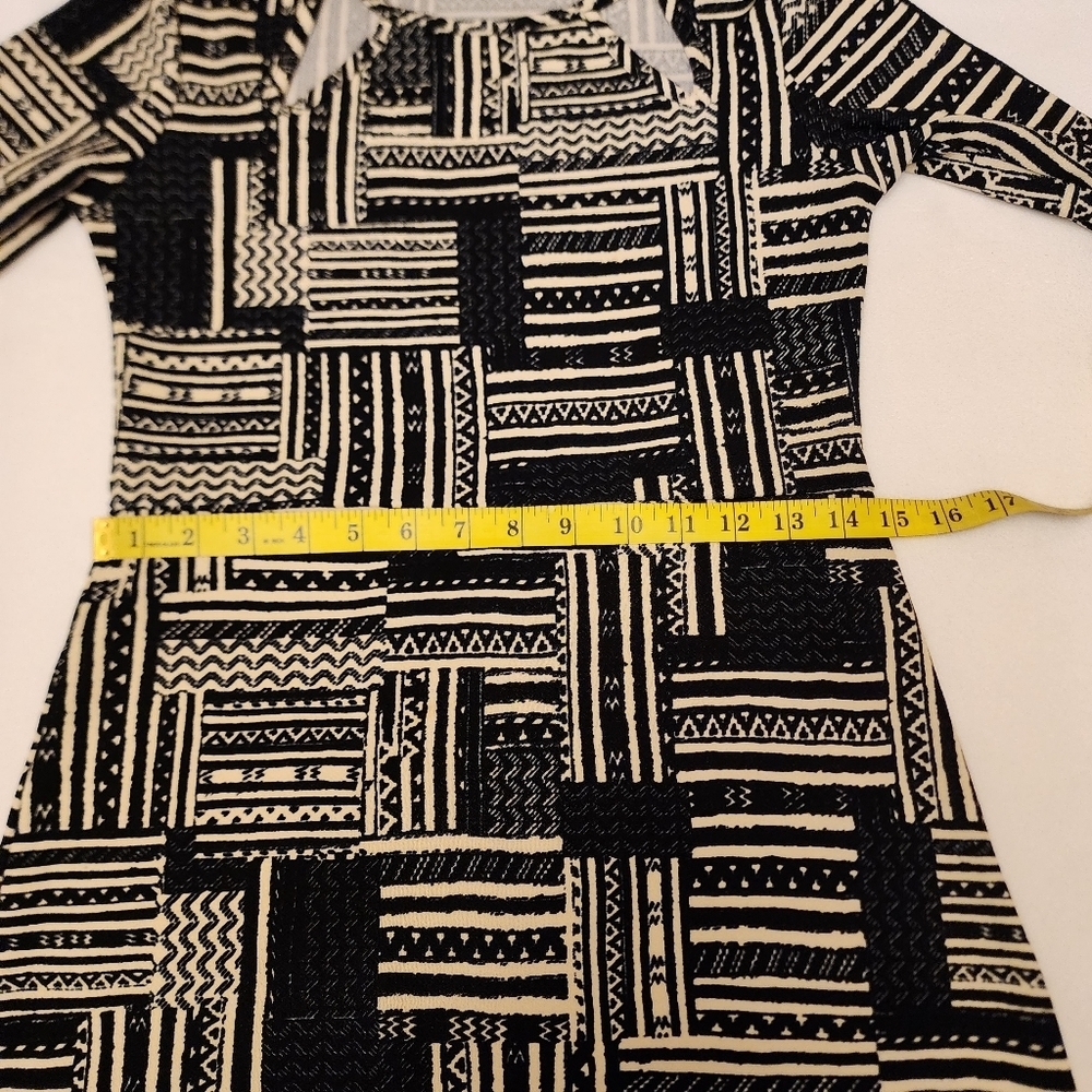 Black and White Abstract Print Dress - Picture 7 of 12